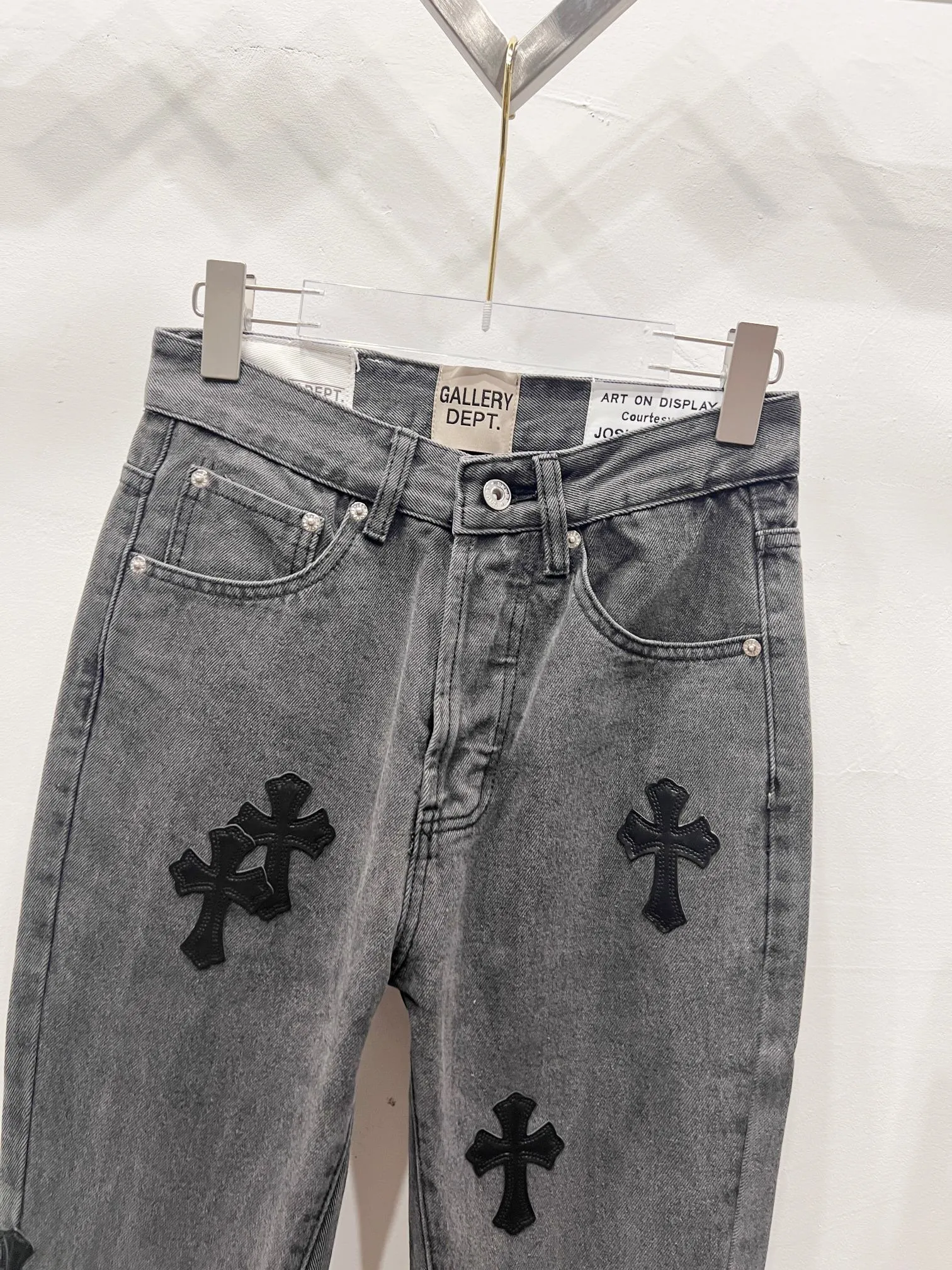 P260 Style number: (A002) GALLERY DEPT. Co-branded 2025 new black cross-leather splicing couple's style loose washed flared jeans 🔥High version🔥High version🔥 Top ceiling quality Styles with different washed textures are very friendly to people with thin legs and thick legs. The slightly flared version is very flattering. Moderate length that never goes out of style, easy to match with casually, basic styling for various styles, a must-have in the wardrobe! The fabric is stiff but also makes the upper body soft without losing texture. The washing process is even more perfect. It is a must-have item for everyone! ! ! Washed wheat, tag, pants label, three complete labels Color: washed black, washed blue Size: 28, 30, 32, 34 (four sizes)